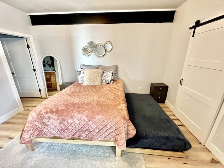 Apartmán s manželskou posteľou Queen a dvojitým lôžkom. Pracovný priestor a pripojená kúpeľňa s toaletou.