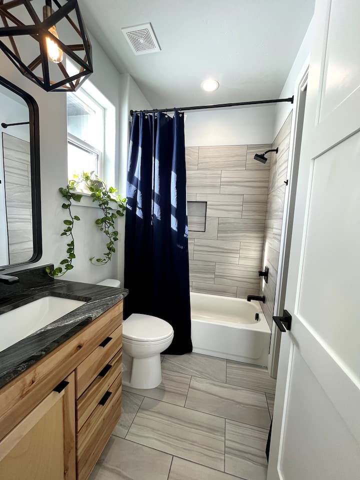 Hlavná kúpeľňa pre hostí.