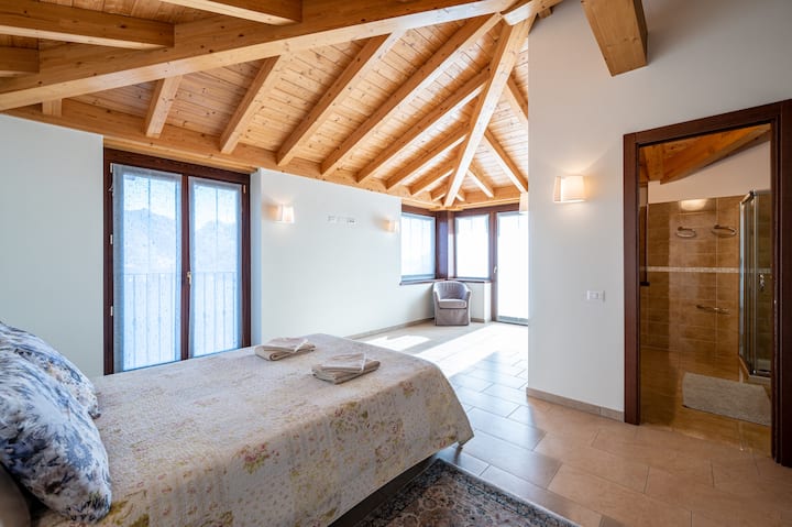 SECOND BEDROOM WITH BATHROOM EN SUITE (PRIVATE)