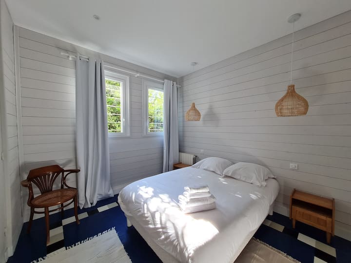 chambre lit 140. 
Etagères et penderie 