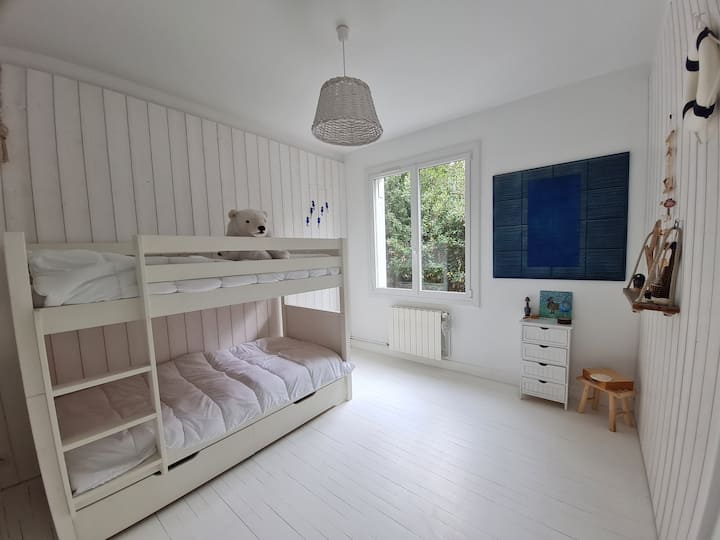 chambre enfants
jeux à disposition.
Armoire avec étagères et penderie. 
Volets en bois