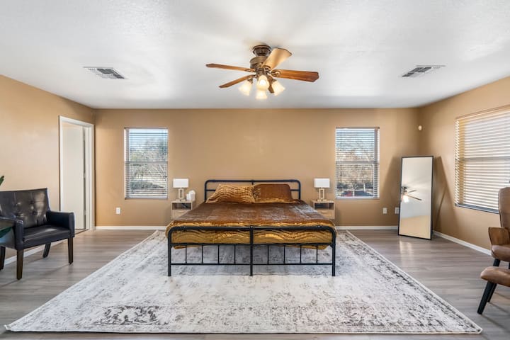 מיטה ראשית עם מיטת קינג סייז