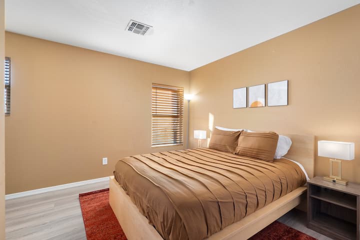 בחדר השינה השני יש מיטה זוגית רחבה