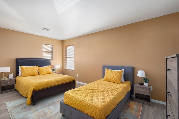 בחדר השינה האחרון יש מלכה ומיטה אחת