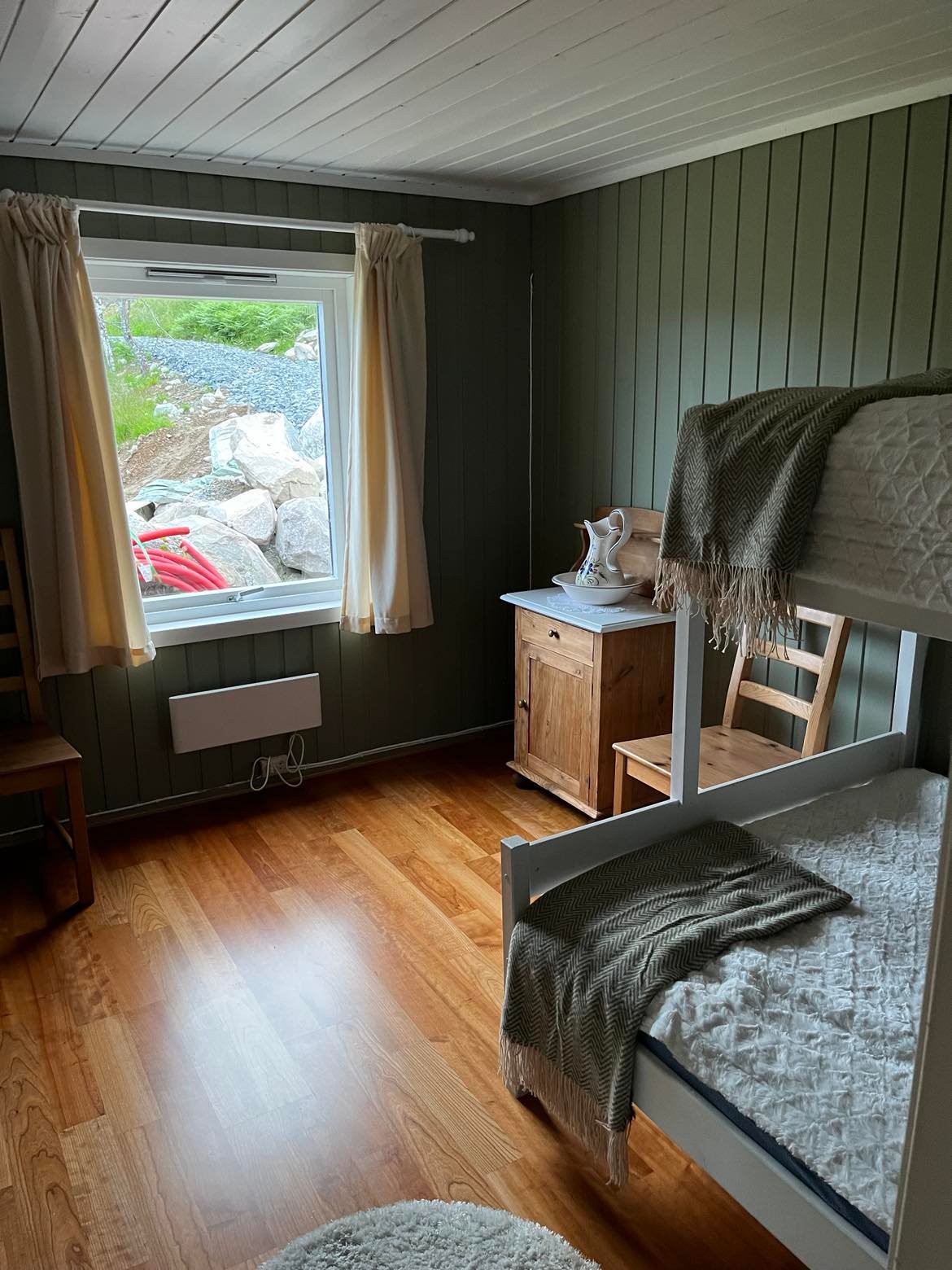 Dormitorio 2, cama familiar, capacidad para 3 personas.