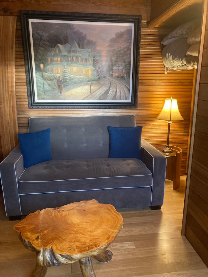 El lindo tercer dormitorio está al otro lado del pasillo del baño. Hay un escritorio, TV y el sofá cama tiene capacidad para dos personas.