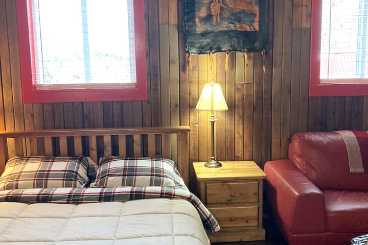 Habitación en la planta superior con cama tamaño queen y loft.