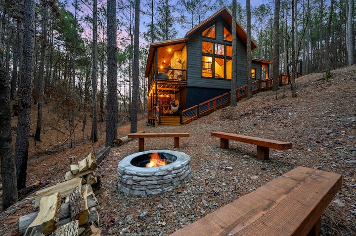 Serene Forest Retreat: Modern 2-Bed Cabin Escape