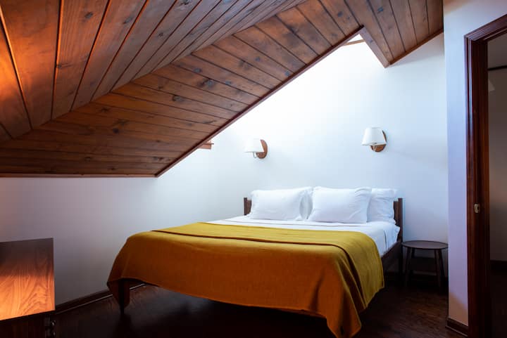 Спалня 2 - Друга спалня с двойно легло king size, ръчно изработен скрин до Чилтън в Мейн, малък килер и смарт телевизор. Луксозно спално бельо от Evangeline Linens. Леглото е по дизайн в рамките на Rach с органичен матрак.