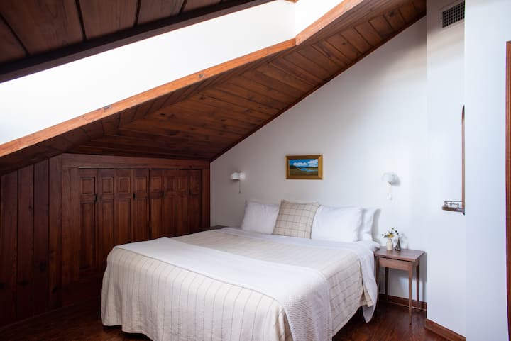 Основната спалня има органично двойно легло king size и самостоятелна баня. Малък смарт телевизор и много място в килера с луксозно спално бельо от Schoolhouse Electric. 