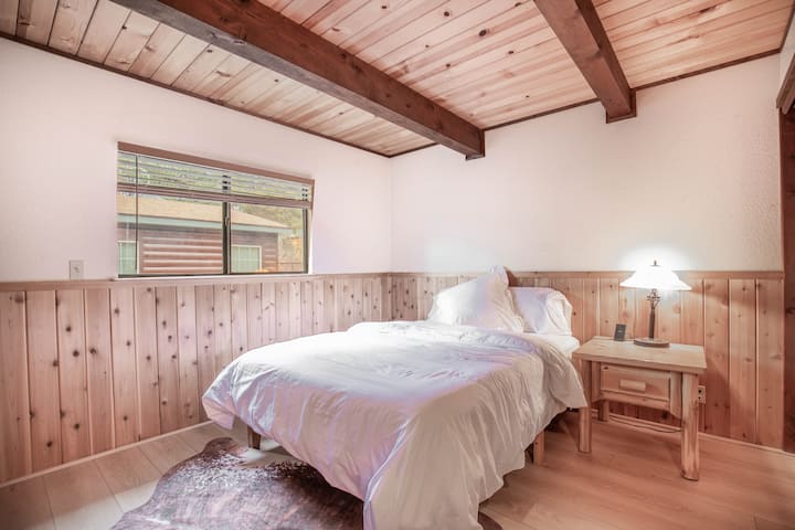 Спалня на долния етаж, двойно легло (матрак тип „Куин“ в този килер)