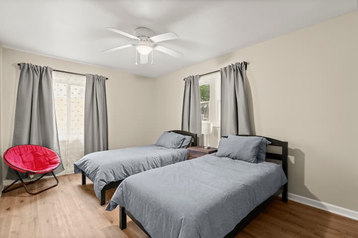 Haz que tus pequeños se sientan como en casa en nuestro acogedor dormitorio doble, diseñado pensando en su comodidad e imaginación.
