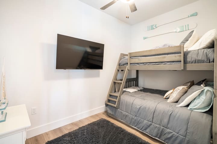 Bonita y acogedora habitación con literas para que los niños disfruten.