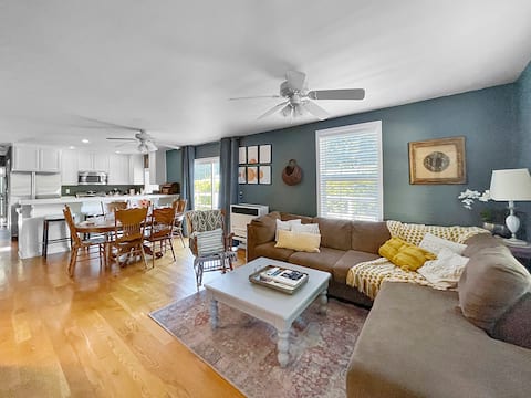 Cozy bungalow, large deck, fenced yard, dogs ok