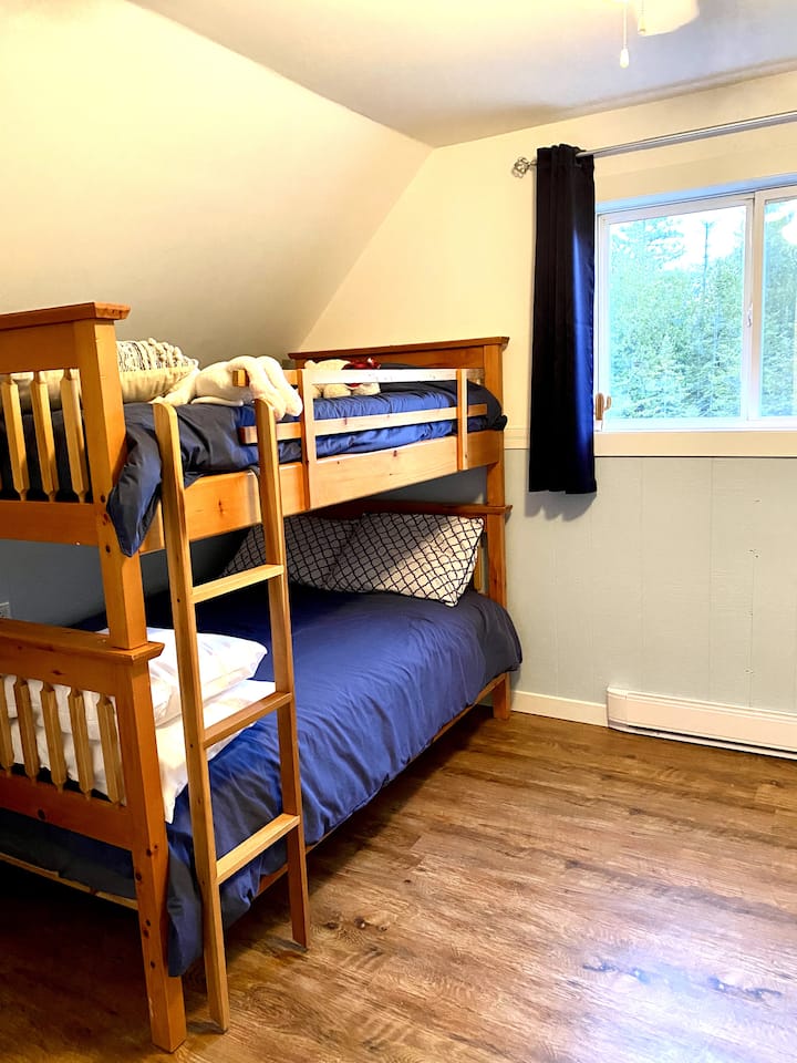 Горна спалня с две единични легла и отделно двойно легло