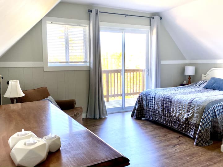 Спалня на горното ниво с балкон 