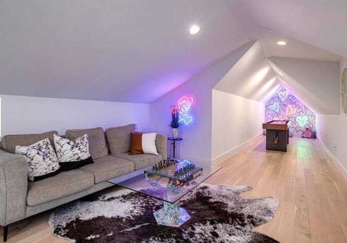 Splash Manor! .28 Acres, Heated Pool, Gym, & Games gallery image 4