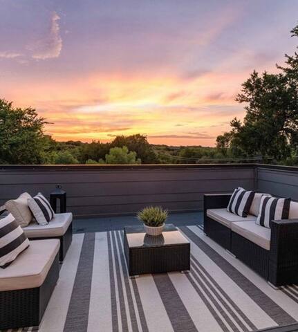 Splash Manor! .28 Acres, Heated Pool, Gym, & Games gallery image 3