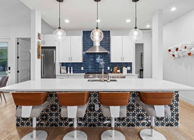 Splash Manor! .28 Acres, Heated Pool, Gym, & Games gallery image 5