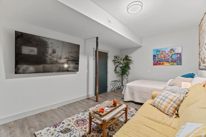 Насладете се на този 75 - инчов телевизор с Hulu и Netflix, докато се излежавате в това удобно помещение!