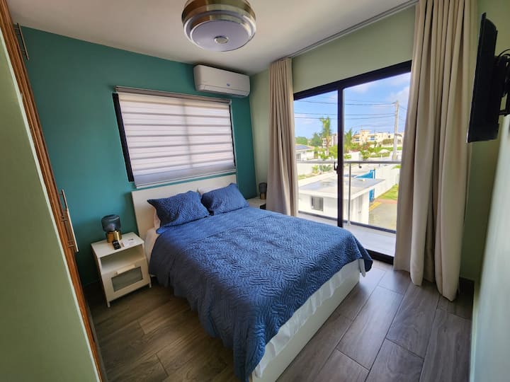 Chumba cha kulala cha wageni kilicho na roshani.