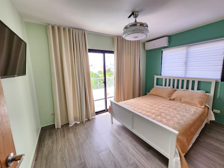 Chumba cha kulala kilicho na roshani, bafu na kabati ya kuingia.