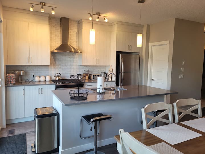 Cozy High-end Home Away From Home - Calgary