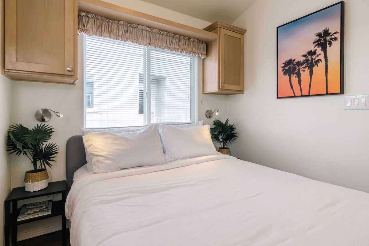 Dormitorio con cama tamaño queen