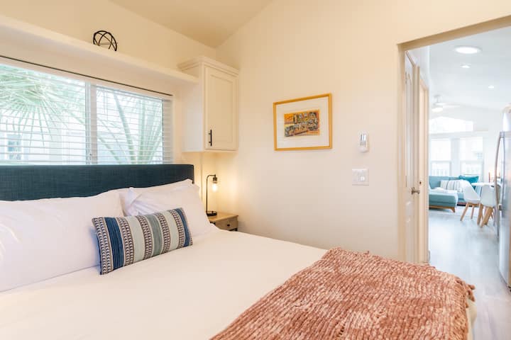 غرفة نوم تضم سرير كوين