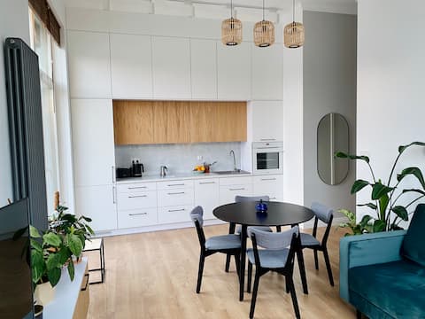 Popular Airbnb listing: Comfy flat with flowers power- free parking garage in Jagodno