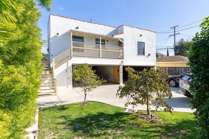 Sunny Second Floor Home Near Beach W/ Gym/parking - Long Beach, CA