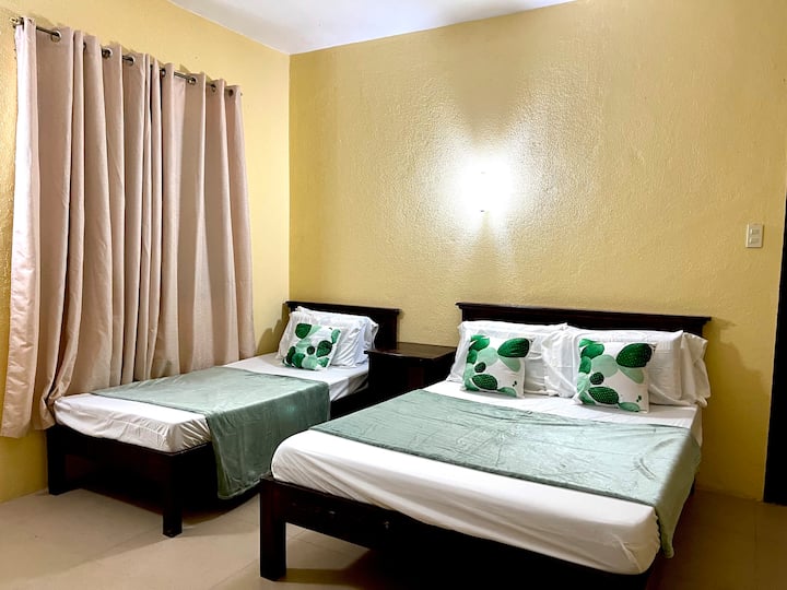 Sve spavaće sobe imaju 1 krevet za jednu osobu i 1 bračni krevet,  ogledalo za umivaonik, stol, klima-uređaj, električni ventilator te WC školjku i kadu s bojlerom.