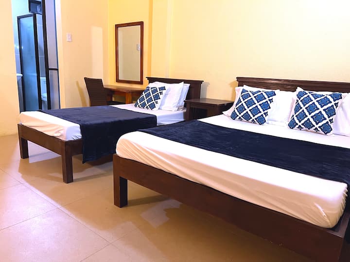 Sve spavaće sobe imaju 1 krevet za jednu osobu i 1 bračni krevet,  ogledalo za umivaonik, stol, klima-uređaj, električni ventilator te WC školjku i kadu s bojlerom.