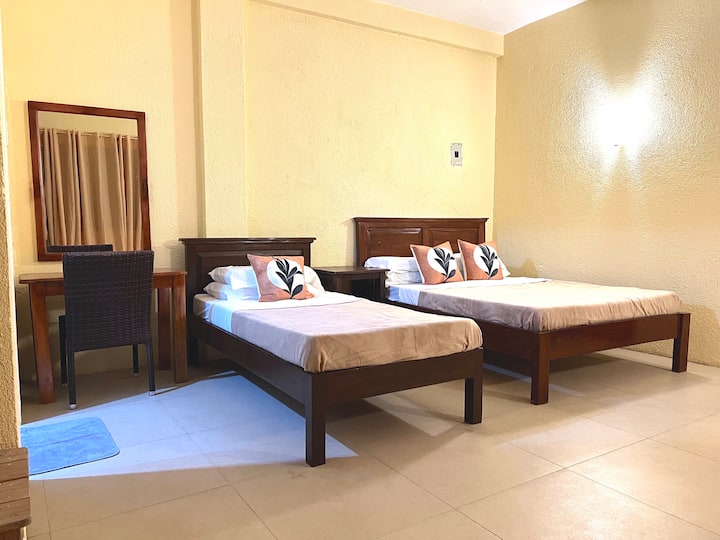 Sve spavaće sobe imaju 1 krevet za jednu osobu i 1 bračni krevet,  ogledalo za umivaonik, stol, klima-uređaj, električni ventilator te WC školjku i kadu s bojlerom.