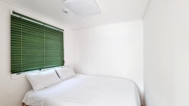 Es un dormitorio para dos personas con una cama tamaño queen. Cuando abras la ventana por la mañana, escucharás el sonido de los pájaros. A 500 metros sobre el nivel del mar, puedes dormir bien en un espacio tranquilo sin ruido. También puedes cambiar las luces, los colores, etc. de las luces, así que intenta ajustarlas de acuerdo con la atmósfera.