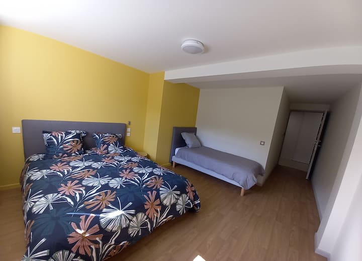 3 კაციანი ყვითელი ოთახი