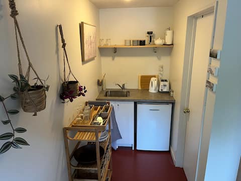Successful Airbnb property: Peaceful garden cottage in Christchurch City