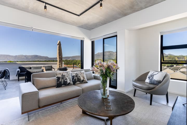 Spacious Penthouse at Alphen Glen