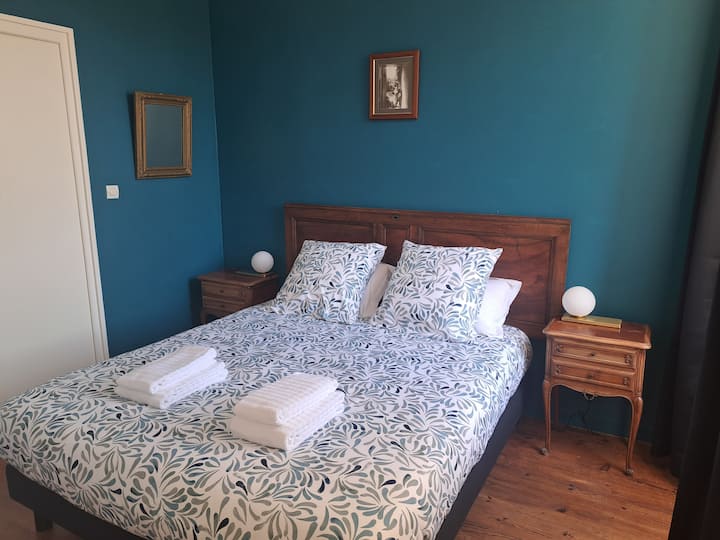 Chambre avec lit queen size et salle d'eau privative