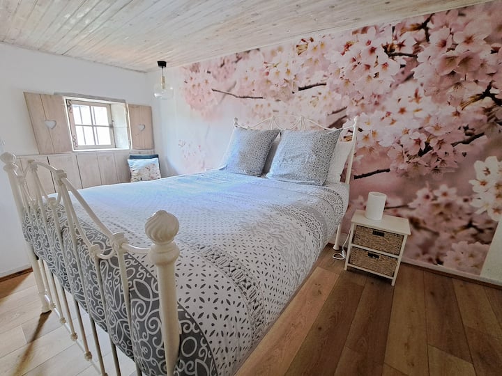 chambre avec un lit double