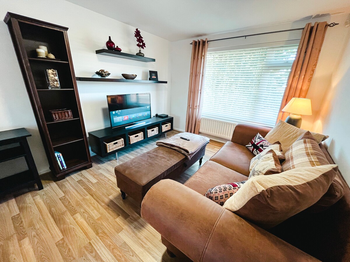 Top Airbnb: Entire Spacious Flat Free Parking & Dressing Room in Ingol And Tanterton