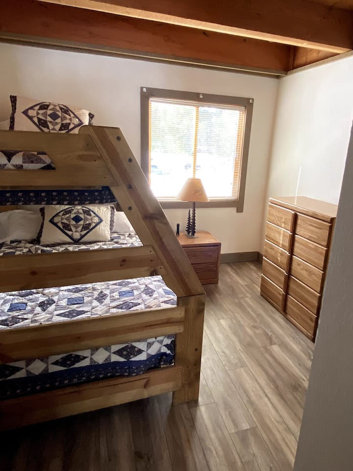 Literas (una completa y una individual) en el dormitorio de abajo.  Colchas cosidas a mano personalizadas.  Suelo nuevo. Amplio, espejado, armario de almacenamiento.