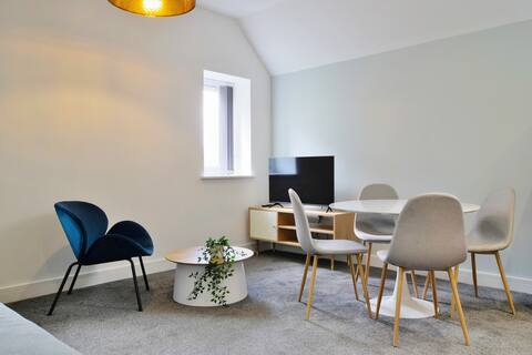 Top Airbnb: 1 BR Salford Royal sleeps 4 | Free Parking in Salford