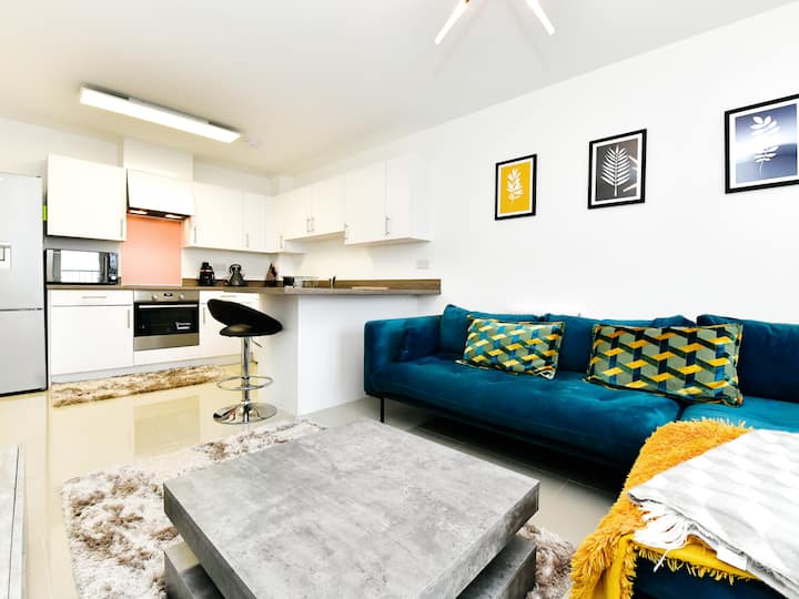 Sleek 1 Bed Apartment w/Parking! Flats for Rent in Cardiff, Wales