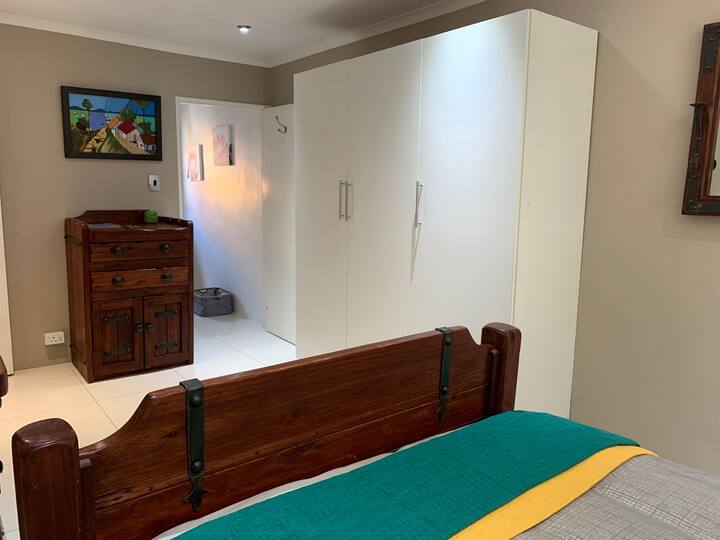 Abbastanza spazio nell'armadio e ingresso al bagno interno. 