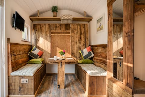 Top Airbnb: Quirky Shepherd's Hut in Perranporth, Cornwall in Perranzabuloe