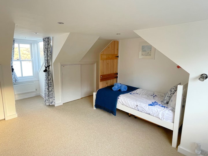 Bedroom 3 (2 single beds)