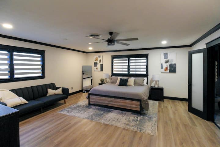 Master Bedroom

One King Bed

(Ghorofa ya Kwanza)