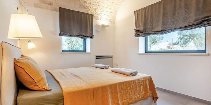 Спалня №2: 1 голямо легло с изглед към маслинови дървета, дъбови дървета и плодови дървета.