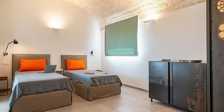 Спалня №3: достатъчно пространство с 2 единични легла.